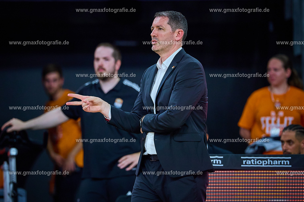 GER, ratiopharm ulm gegen FC Bayern, Basketball, 2. PlayOff, Finale, EasyCredit Bundesliga, Spielzeit 2024/2025, 18.06.2025 | Ty Harrelson  (ratiopharm ulm, Head Coach) zeigt anGER, ratiopharm ulm gegen FC Bayern, Basketball, 2. PlayOff, Finale, EasyCredit Bundesliga, Spielzeit 2024/2025, 18.06.2025Foto: Eibner-Pressefoto/Gerald Oelze-de Stoppany