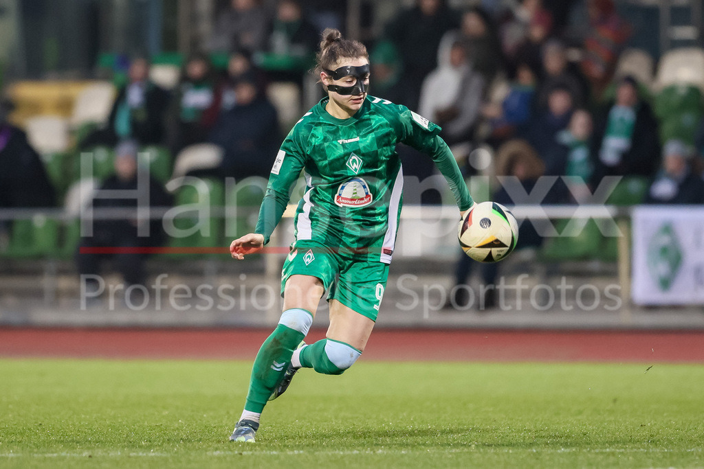 Fussball, Google Pixel Frauen-Bundesliga, SV Werder Bremen - SC Freiburg | v.li.: Sophie Weidauer (SV Werder Bremen, 9) am Ball, Freisteller, Einzelbild, Ganzkörper, Aktion, Action, Spielszene, DIE DFB-RICHTLINIEN UNTERSAGEN JEGLICHE NUTZUNG VON FOTOS ALS SEQUENZBILDER UND/ODER VIDEOÄHNLICHE FOTOSTRECKEN. DFB REGULATIONS PROHIBIT ANY USE OF PHOTOGRAPHS AS IMAGE SEQUENCES AND/OR QUASI-VIDEO.