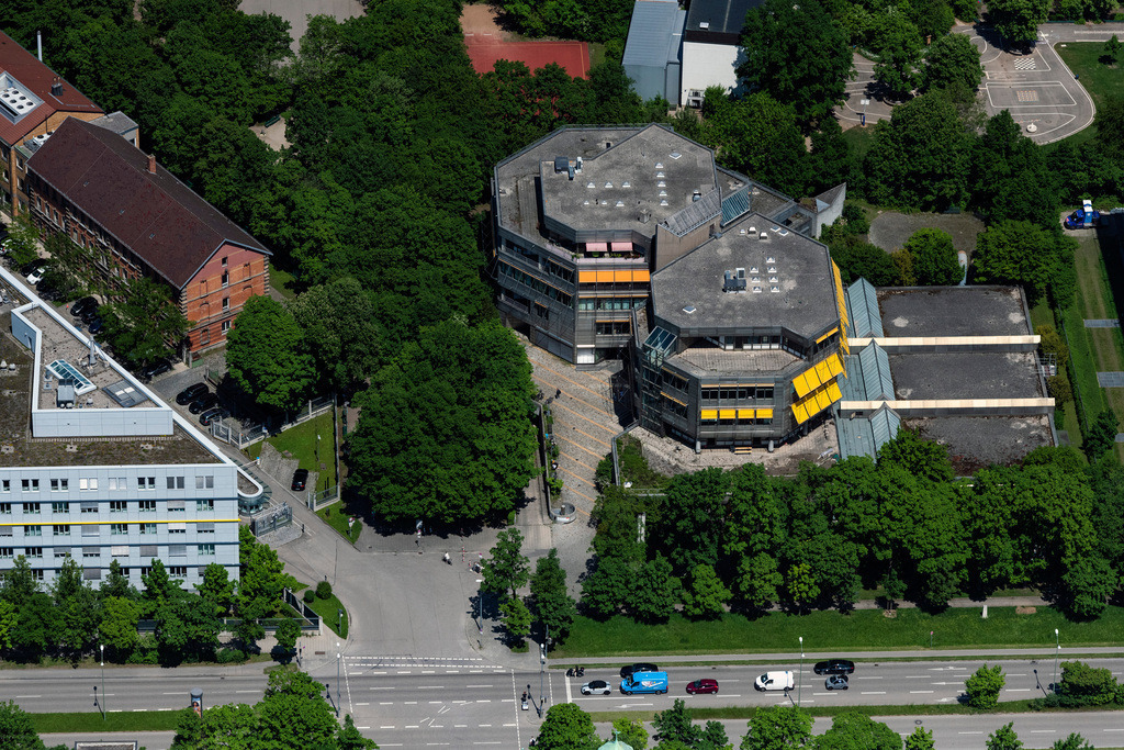 dr__0097016.jpg | MüNCHEN 19.05.2022 Gebäudekomplex der Berufsschule der "Städt. Berufsschule für Augenoptik" am Marsplatz im Ortsteil Maxvorstadt in München im Bundesland Bayern, Deutschland. Weiterführende Informationen bei: Städtisches Bildungszentrum für Augenoptik und Optometrie Landeshauptstadt München. // Building complex of the Vocational School of "Staedt. Berufsschule fuer Augenoptik" on place Marsplatz in the district Maxvorstadt in Munich in the state Bavaria, Germany. Further information at: Staedtisches Bildungszentrum fuer Augenoptik und Optometrie Landeshauptstadt Muenchen. Foto: Daniel Reiter