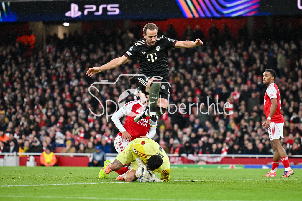 Arsenal FC - FC Bayern München | LONDON, ENGLAND - 26. NOVEMBER: in dieser Szene ist David RAYA (Arsenal FC 1) vor Harry KANE (FC Bayern Munich 9) am Ball beim Ligaspiel zwischen Arsenal London und dem FC Bayern München am 5. Spieltag der UEFA Champions League im Emirates Stadium am 26.11.2025