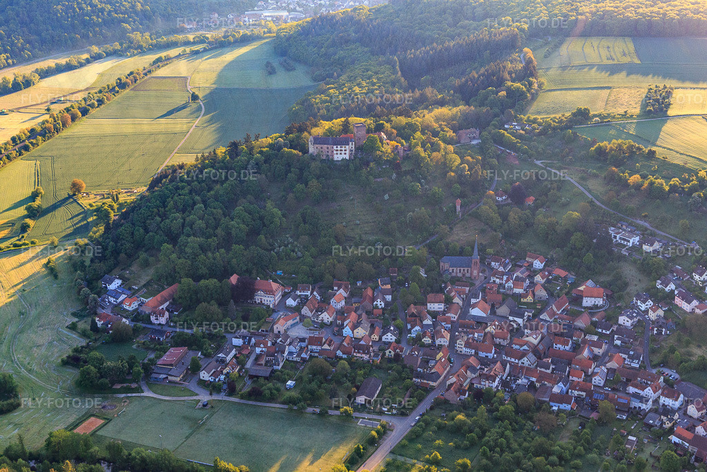 Orts unterhalb der Burg und des Burgparks Gamburg http://www.burg-gamburg.de/ | Luftbild: Orts unterhalb der Burg und des Burgparks Gamburg http://www.burg-gamburg.de/ im Ortsteil Gamburg in Werbach im Bundesland Baden-Württemberg in Deutschland. Foto: IMG_146240.jpg vom 10.05.2025 durch Werner Riehm/FLY-FOTO.de - Realisiert mit Pictrs.com