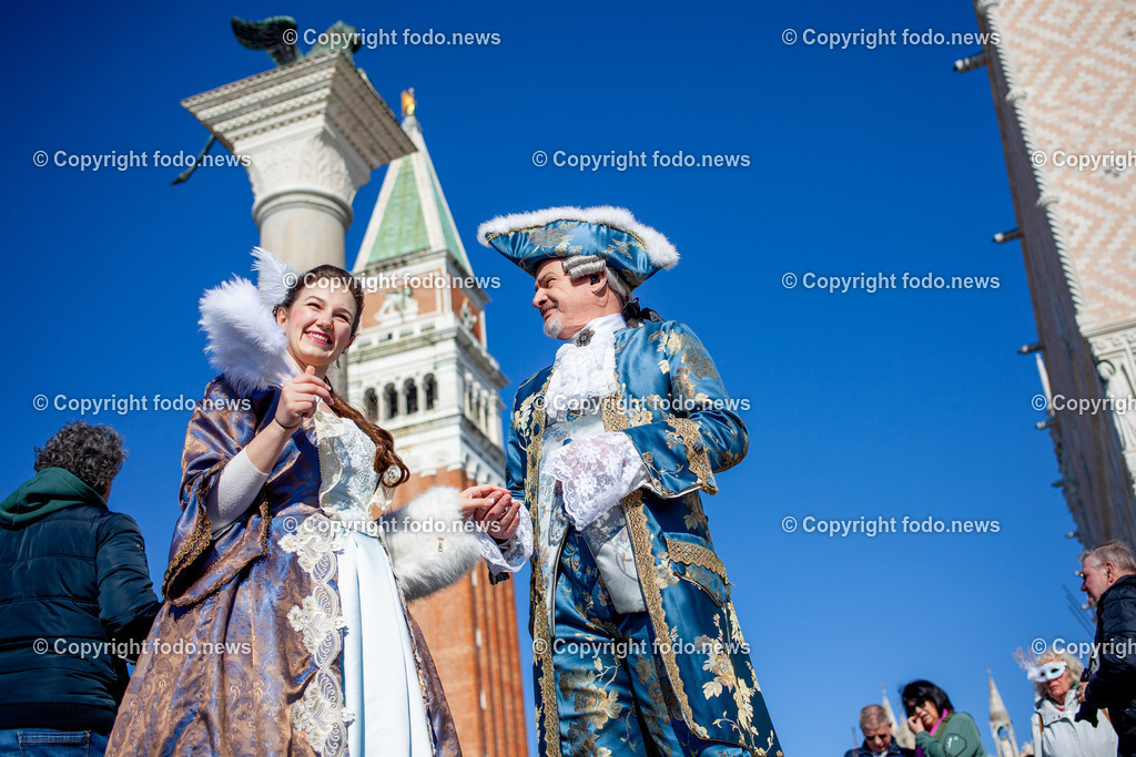 Italien_ Venedig_ 03.03.2025-15 | 03.03.2025, Italien, ITA, Venetien, Venedig, im Bild Venedig, Stadtansichten, Touristen, Reisefeature, Karneval, Masken, maskiert, venezianisch, Reise, Venedig, Venezia, Venetien, Stadtansicht, Campanile, Canale Grande, Markusplatz, Markuskirche, Touristen, Gondel, Gondolere, Faehre, Motorboot, Wassertaxi, Vaporetto, Adria, Lagune, Pfahlbauten, Bruecke, Rialtobruecke, La Gondola, Dogenpalast, Italien, Creativ, Kreativ