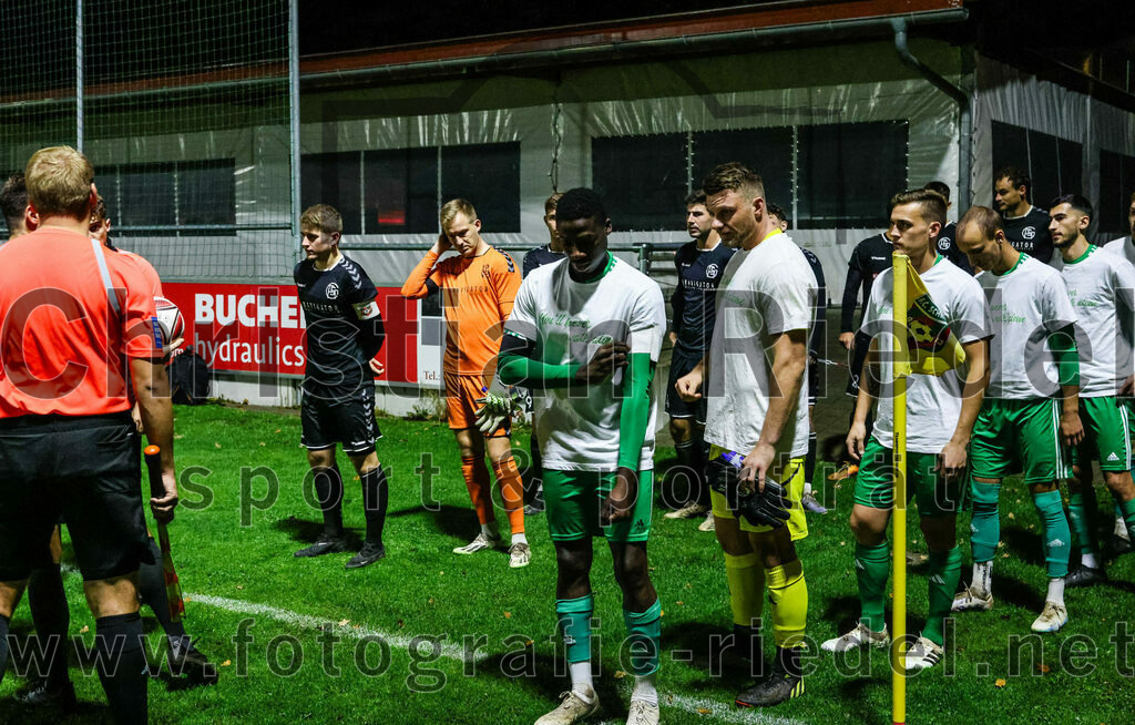 2023-11-03_002_FC_Schwaig_gegen_TuS_Holzkirchen | Oberding, Deutschland, 03.11.2023:
Fußball, Landesliga Südost 2023 / 2024, 19. Spieltag, FC Schwaig gegen TuS Holzkirchen, Endergebnis: 4:1

Christopher Korkor (TuS Holzkirchen, #10), Torwart Lars Lewerenz (TuS Holzkirchen, #24)

Foto: Christian Riedel / fotografie-riedel.net