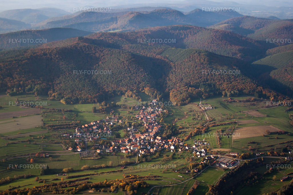 Aerial view: View of the streets and houses in the residential areas in Wingen in the state Bas-Rhin, France. – Photo: IMG_54060.jpg taken on 10/21/2012 by Werner Riehm/FLY-FOTO.com – Resolution of the original: 4752 x 3168 px