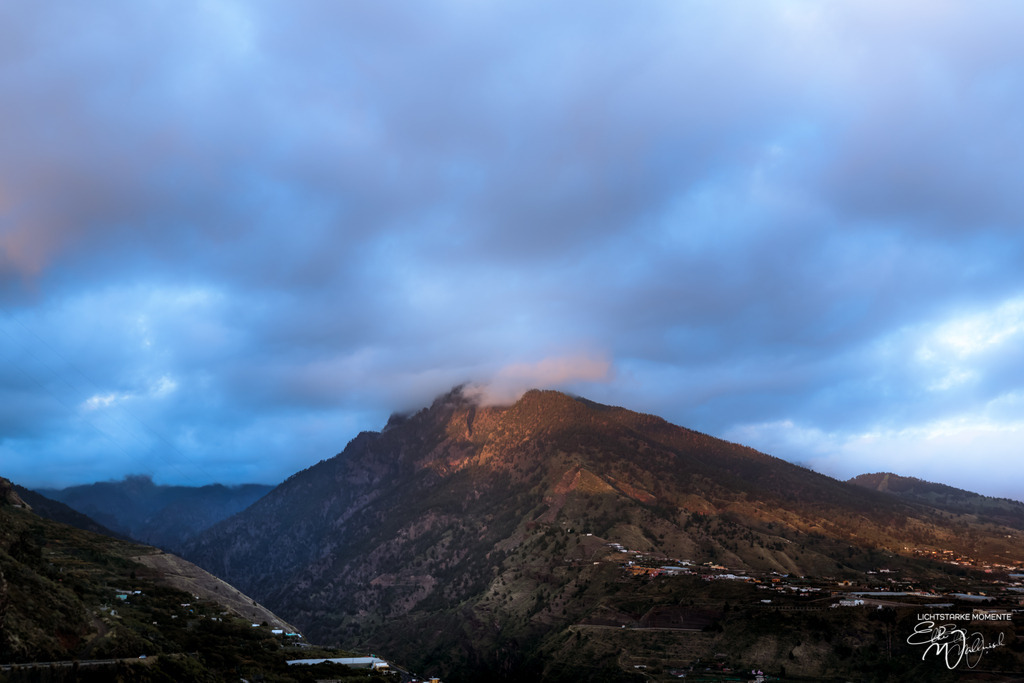 20250322-191444 LA PALMA_237-1 | Herzlich willkommen auf meiner Seite! Ich bin Elke Wallnisch, Deine Fotografin für lichtstarke Momente. Der Name steht für alles, was mich mit der Fotografie verbindet: Das Licht und seine machtvolle Wirkung auf eine Situation oder unsere Stimmung - Realisiert mit Pictrs.com