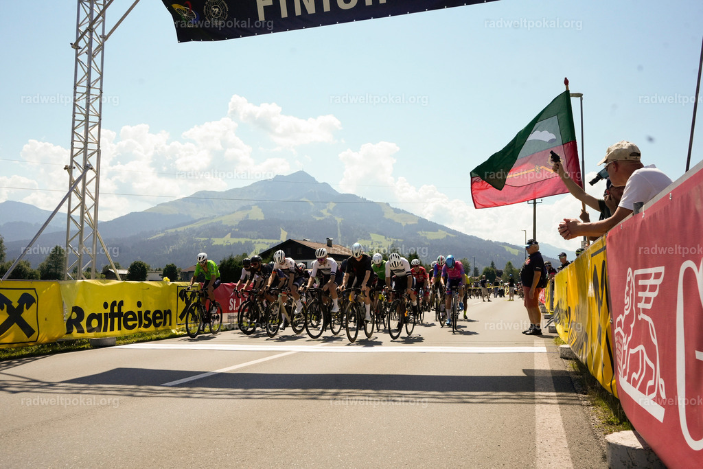 113_20230817_Bewerb_Maenner_Muehlanger | AUT - OESTERREICH, 2023-08-16: SPORT RENNRAD-FAHREN - 55. INTERNATIONALER RADWELTPOKAL IN ST. JOHANN IN TIROL  - Vintage-Radrennen mit WM-Bronze-Medaillen-Siegerin Christina Schweinberger, den Teilnehmer und Alexander Baumann (vom Orginastions-Team) - TAG 2 BEWERB MAENNER IN SECHS GRUPPEN  ; Foto: Roland Muehlanger