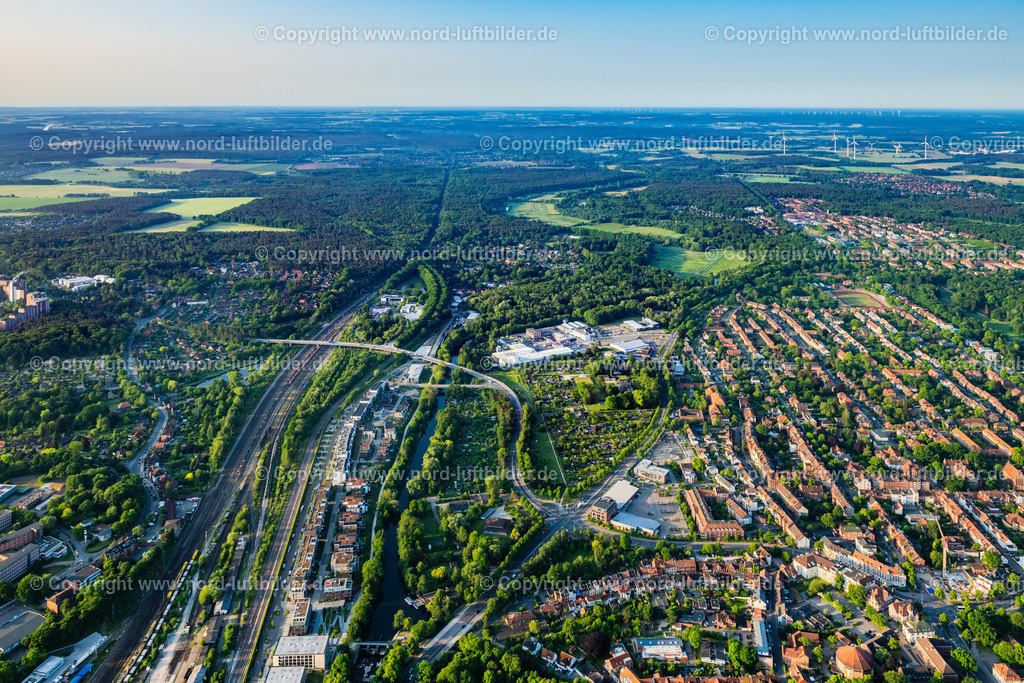 Lüneburg_Totes_Feld_Ilmenau_ELS_3333050623 | LüNEBURG 05.06.2023 Baustelle zum Neubau einer Mehrfamilienhaus- Wohnanlage " IlmenauGarten " in Lüneburg im Bundesland Niedersachsen, Deutschland. Weiterführende Informationen bei: BAUM Holding GmbH,  Bonava Deutschland GmbH,  Dipl.- Ing. Roland Wölk Projektentwicklungs GmbH,  Müller Merkle Immobilien GmbH,  Q-Bau GmbH,  q:arc Architektur Design Jakubeit & Rapp Partner Architekten mbB. // Construction site to build a new multi-family residential complex " Ilmenau Garten " in Lueneburg in the state Lower Saxony, Germany. Further information at: BAUM Holding GmbH,  Bonava Deutschland GmbH,  Dipl.- Ing. Roland Woelk Projektentwicklungs GmbH,  Mueller Merkle Immobilien GmbH,  Q-Bau GmbH,  q:arc Architektur Design Jakubeit & Rapp Partner Architekten mbB. Foto: Martin Elsen