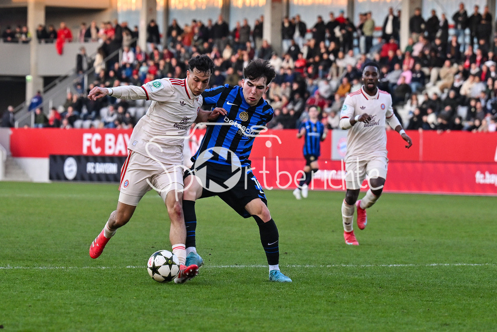 FC Bayern München U19 - FC Internationale Milano U19 | im Duell Mudaser SADAT (FC Bayern U19 #17) und Matteo VENTURINI (Inter Mailand U19 16) / Zweikampf / Uefa Youth League: FC Bayern Muenchen U19 - FC Internationale Milano, FC Bayern Campus am 05.03.2025