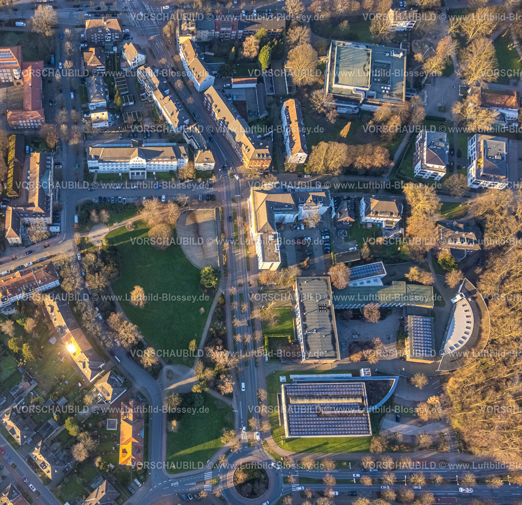 Gladbeck230202269 | Luftbild, Sanierung Amtsgericht mit verhüllter Fassade, Riesener Gymnasium und Sporthalle, Park Jovyplatz, Gladbeck, Ruhrgebiet, Nordrhein-Westfalen, Deutschland