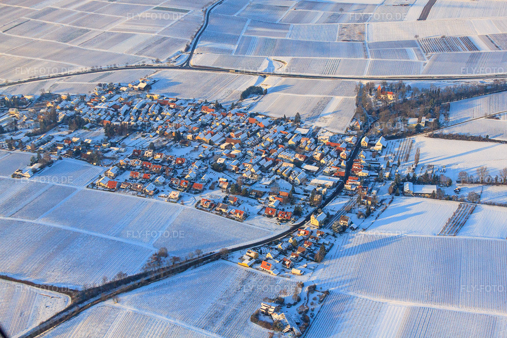 Luftbild: Dorfansicht aus Süden im Winter bei Schnee im Ortsteil Wollmesheim in Landau im Bundesland Rheinland-Pfalz in Deutschland. Foto: IMG_54638.jpg vom 08.12.2012 durch Werner Riehm/FLY-FOTO.de