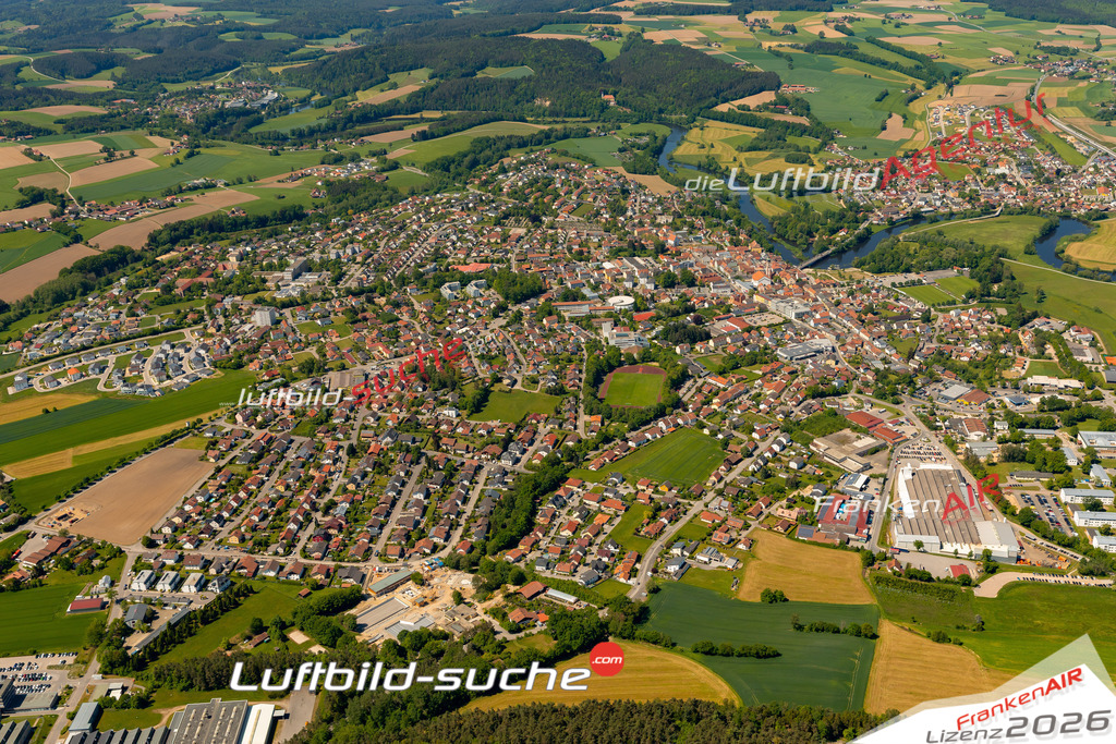 Das Luftbild zeigt :  Roding - Die Luftaufnahme wurde 2024 vom UL-Flugzeug aus erstellt ( keine Drohne ) - Hochauflösende Luftaufnahme - Für grossformatige Ausdrucke geeignet. Die Geschenkidee !Mit Lizenz und Bildrechte bestellbar