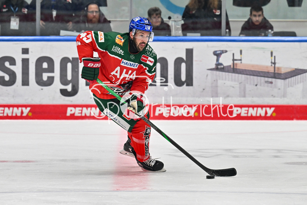 Augsburger Panther - Kölner Haie | am Puck Jason BAST (Augsburger Panther #45) / Freisteller / Einzelfoto / DEL: Augsburger Panther - Kölner Haie, Curt Frenzel Stadion am 29.09.2024