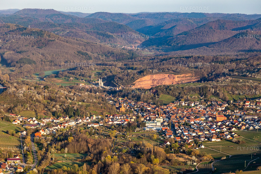 Luftbild: vor dem Steinbruch in Albersweiler im Bundesland Rheinland-Pfalz in Deutschland. Foto: IMG_126263.jpg vom 04.04.2021 durch Werner Riehm/FLY-FOTO.de