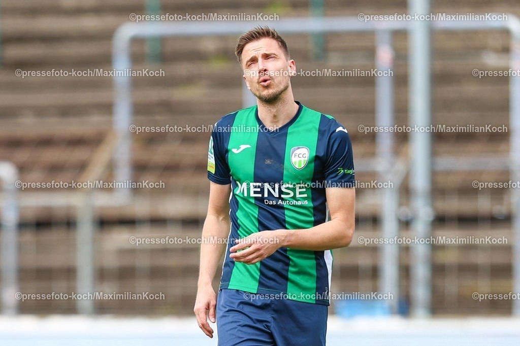 xKWIx12042601028 | 2026.04.12, xkwix, Fußball, Regionalliga West, FC Gütersloh -  SC Paderborn 07 II, Heidewaldstadion (Ohlendorf Stadion im Heidewald), 29.Spieltag, Saison 2025 / 2026: Patrik Twardzik (FC Gütersloh #18) atmet durch enttaeuscht schnauft DFB regulations prohibit any use of photographs as image sequences and or quasi-video. Photo: xKamilxWilkowskixPressefotoKochx