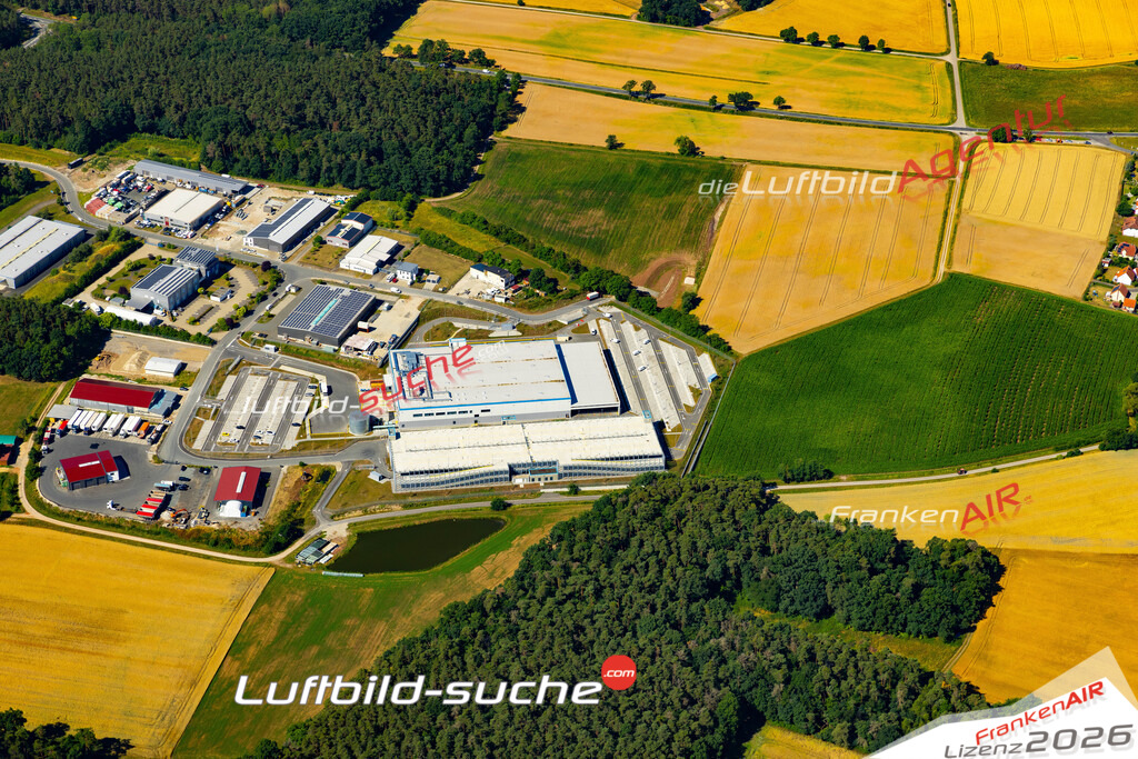 Die Luftaufnahme Gewerbegebiet - Pommersfelden wurde 2022 vom Flugzeug aus (keine Drohne) erstellt. Hohe Auflösung -für große Poster und Wandbilder geeignet - Garantiert!