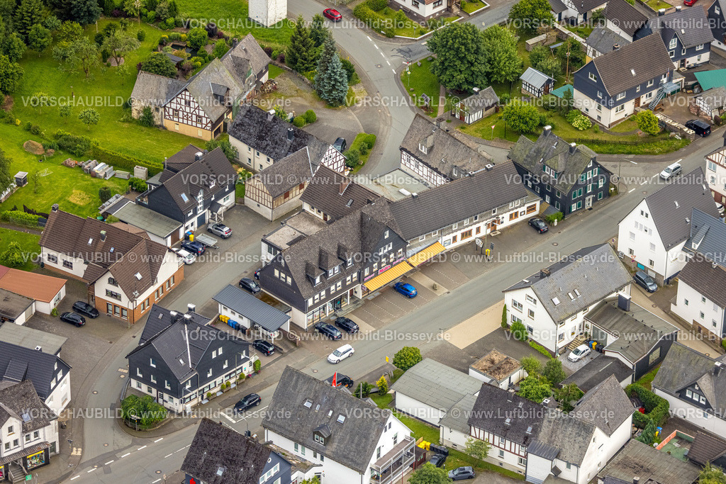 BadLaasphe240709618 | Luftbild, Sieg-Lahn-Straße Ecke Zum Ilsetal mit Müller Bäckerei Konditorei Cafe, Feudingen, Bad Laasphe, Wittgensteiner Land, Nordrhein-Westfalen, Deutschland