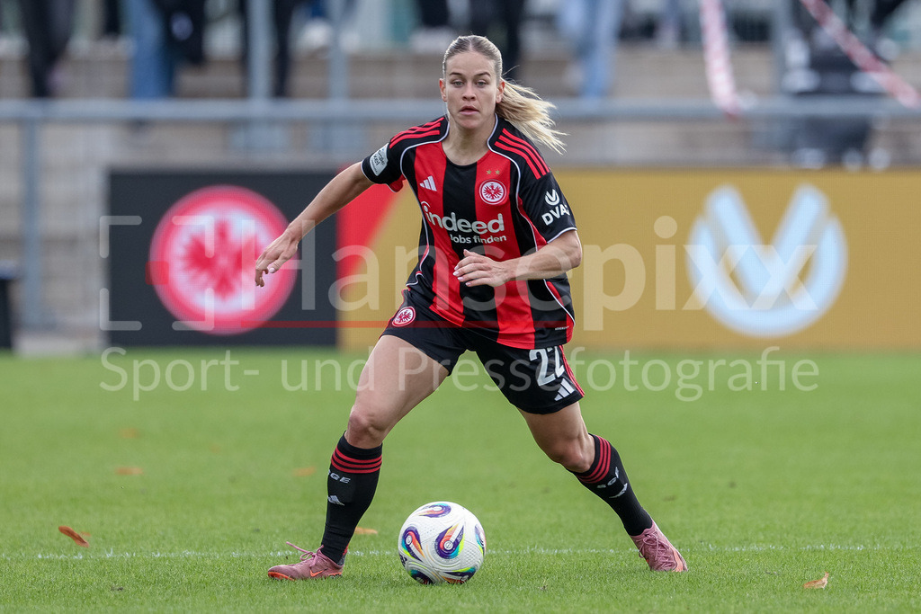 Fussball, Google Pixel Frauen-Bundesliga, Eintracht Frankfurt - SV Werder Bremen | Nadine Riesen (Eintracht Frankfurt, 22) am Ball, Freisteller, Einzelbild, Ganzkörper, Aktion, Action, Spielszene, DIE DFB-RICHTLINIEN UNTERSAGEN JEGLICHE NUTZUNG VON FOTOS ALS SEQUENZBILDER UND/ODER VIDEOÄHNLICHE FOTOSTRECKEN. DFB REGULATIONS PROHIBIT ANY USE OF PHOTOGRAPHS AS IMAGE SEQUENCES AND/OR QUASI-VIDEO.