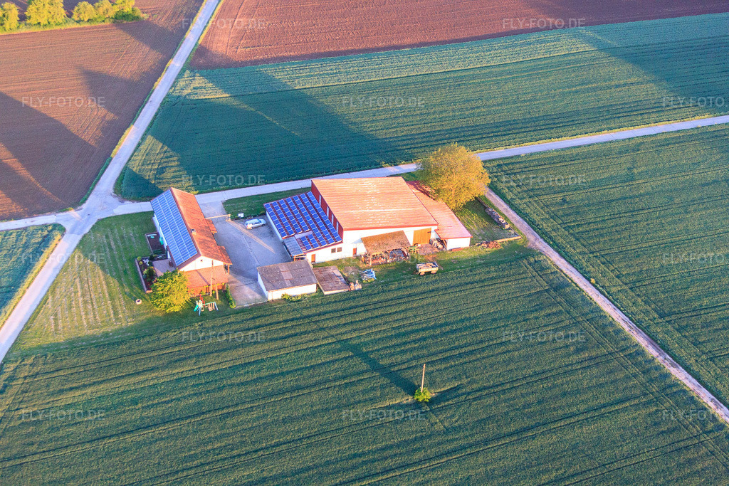 Luftbild: Aussiedlerhof Christian Wahl Landwirtschaft und Weinbau in Billigheim-Ingenheim im Bundesland Rheinland-Pfalz in Deutschland. Foto: IMG_64539.jpg vom 04.05.2014 durch Werner Riehm/FLY-FOTO.deAuflösung des Originals: 4752 x 3168 px