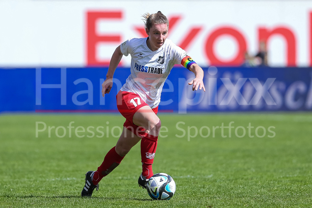 Fussball, 2. Frauen-Bundesliga, SV Meppen - SC Sand | v.li.: Emily Evels (SC Sand, 17) am Ball, Freisteller, Einzelbild, Ganzkörper, Aktion, Action, Spielszene, DIE DFB-RICHTLINIEN UNTERSAGEN JEGLICHE NUTZUNG VON FOTOS ALS SEQUENZBILDER UND/ODER VIDEOÄHNLICHE FOTOSTRECKEN. DFB REGULATIONS PROHIBIT ANY USE OF PHOTOGRAPHS AS IMAGE SEQUENCES AND/OR QUASI-VIDEO.