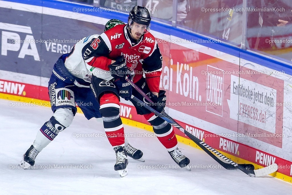 KEC15042601082 | 15.04.2026, Eishockey, DEL Halbfinale Play-Offs, Kölner Haie - Eisbären Berlin, Spiel 4, Lanxess-Arena Köln: Eric Mik (Eisbären Berlin #12) im Zweikampf gegen  Louis-Marc Aubry (Kölner Haie #15) 
