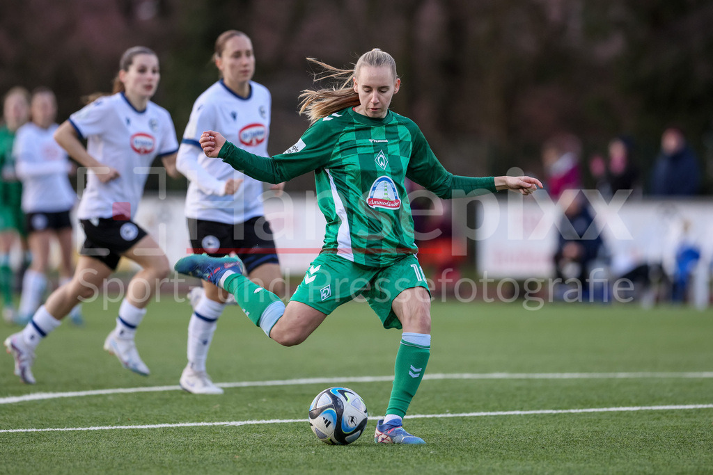 Fussball, Testspiel Frauen, DSC Arminia Bielefeld - SV Werder Bremen | v.li.: Emöke Papai (SV Werder Bremen, 16) am Ball, Einzelbild, Ganzkörper, Aktion, Action, Spielszene