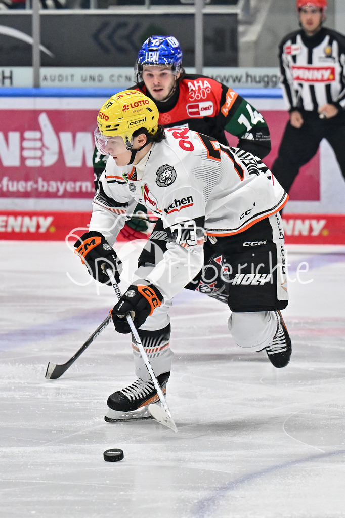 Augsburger Panther - Löwen Frankfurt  | am Puck Lua NIEHUS (Loewen Frankfurt 73) / DEL: Augsburger Panther - Loewen Frankfurt, Curt Frenzel Stadion am 12.01.2025
