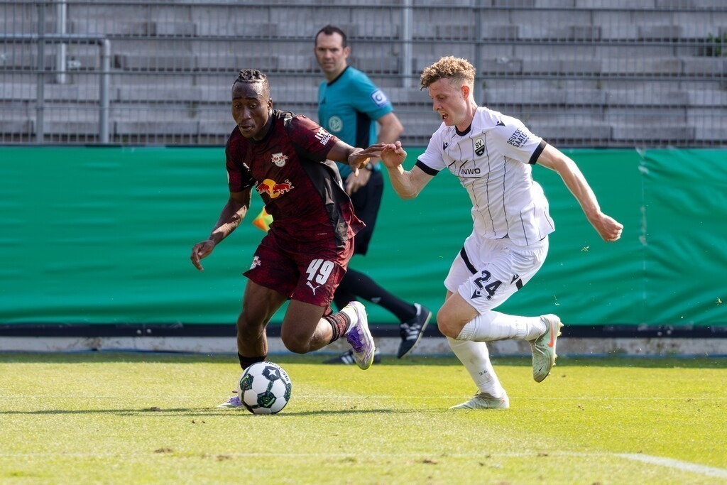 SV Sandhausen gegen RB Leipzig (DFB-Pokal, 1. Runde)***Am Ball: Yan Diomande (49, Leipzig) | SV Sandhausen gegen RB Leipzig (DFB-Pokal, 1. Runde)***Am Ball: Yan Diomande (49, Leipzig) - Realisiert mit Pictrs.com
