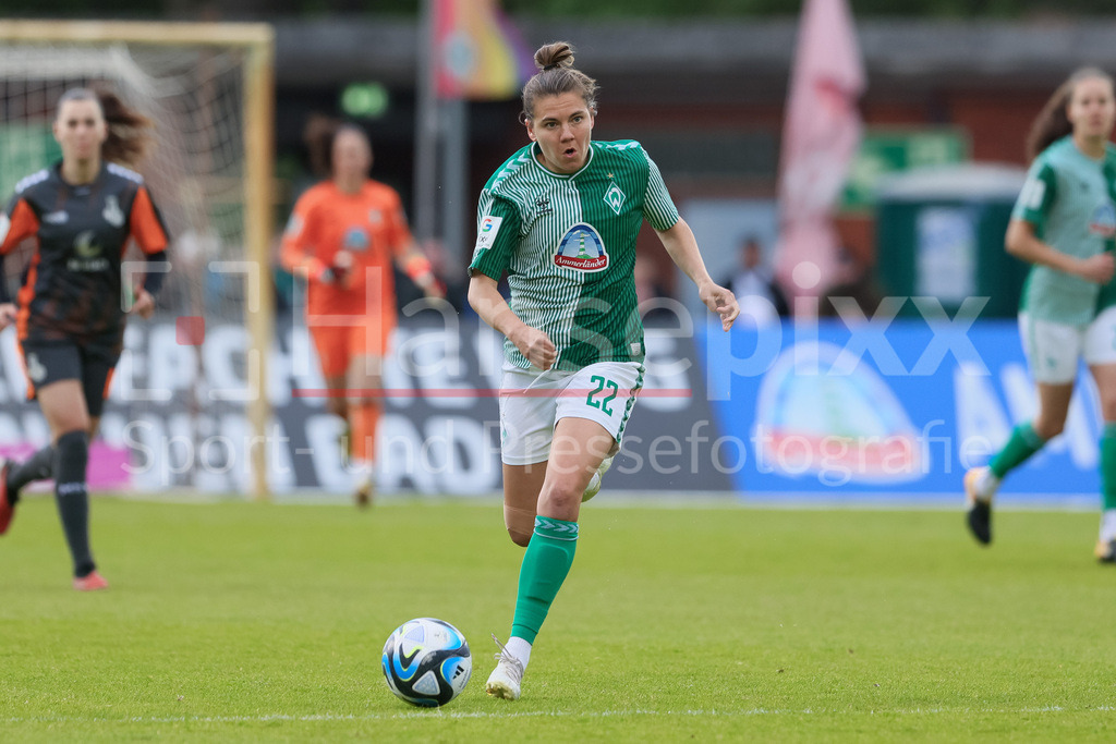 Fussball, Google Pixel Frauen-Bundesliga, SV Werder Bremen - MSV Duisburg | v.li.: Rieke Dieckmann (SV Werder Bremen, 22) am Ball, Einzelbild, Ganzkörper, Aktion, Action, Spielszene, DIE DFB-RICHTLINIEN UNTERSAGEN JEGLICHE NUTZUNG VON FOTOS ALS SEQUENZBILDER UND/ODER VIDEOÄHNLICHE FOTOSTRECKEN. DFB REGULATIONS PROHIBIT ANY USE OF PHOTOGRAPHS AS IMAGE SEQUENCES AND/OR QUASI-VIDEO.