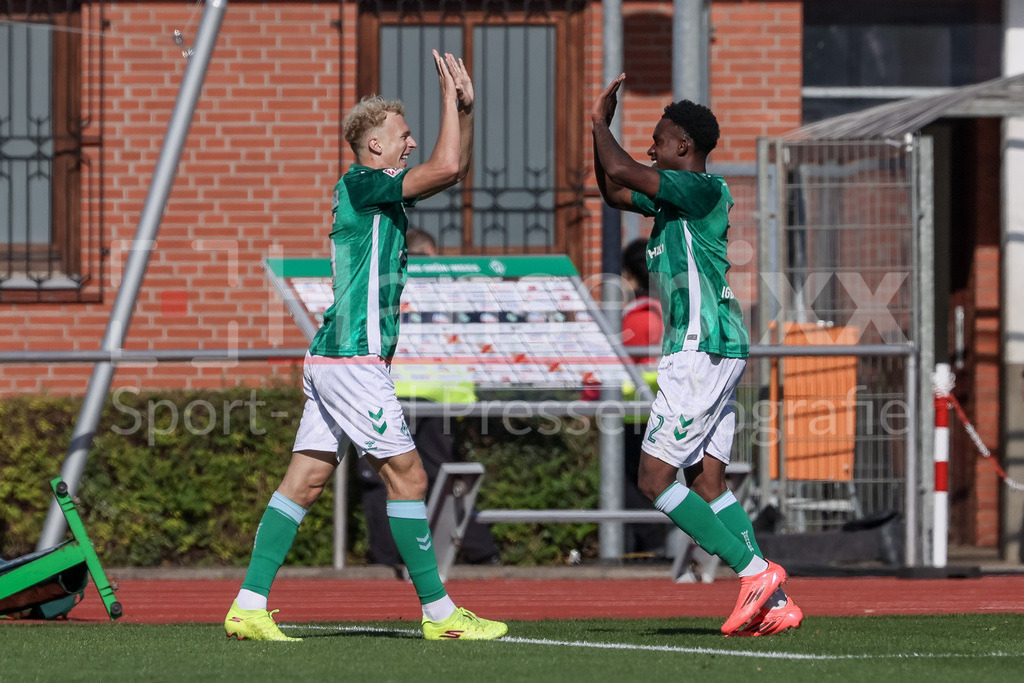 Fussball, Regionalliga Nord, SV Werder Bremen II - Hamburger SV II | v.li: Torschütze Leon Opitz (SV Werder Bremen II, 35) und David Igboanugo (SV Werder Bremen II, 2) mit Torjubel, Jubel, jubeln, jubelt, optimistisch, Spielszene, Highlight, Freude über das Tor zum 2:0