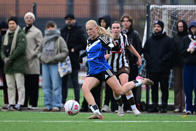 Fußball I Frauen I Saison 2025-2026 I Regionalliga Nord I 10. Spieltag I FC St. Pauli - Hamburger SV U20 I 12755 | Der Sportfotograf. - Realisiert mit Pictrs.com