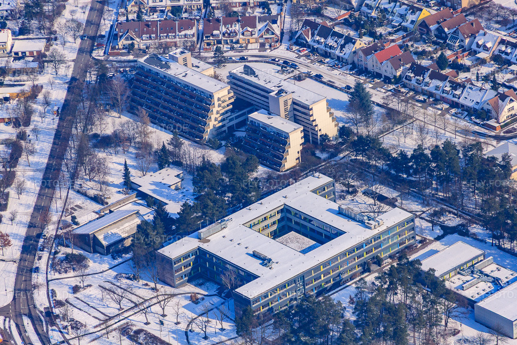 Luftbild: Humboldt Gymnasium und Wilhelm-Lübke-Haus im Winter bei Schnee im Ortsteil Nordweststadt in Karlsruhe im Bundesland Baden-Württemberg in Deutschland. Foto: IMG_24133.jpg vom 16.02.2010 durch Werner Riehm/FLY-FOTO.de
