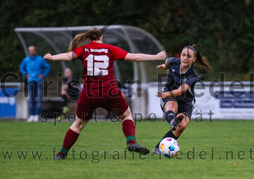 2023-10-14_048_FC_Schwaig_gegen_SV_Schechen | Oberding, Deutschland, 14.10.2023:
Fußball, Bezirksliga 2023 / 2024, 6. Spieltag, FC Schwaig gegen SV Schechen, Endergebnis: 4:3

Rebecca Wirl (FC Schwaig, #12), Antonia Sanftl (SV Schechen, #10)

Foto: Christian Riedel / fotografie-riedel.net