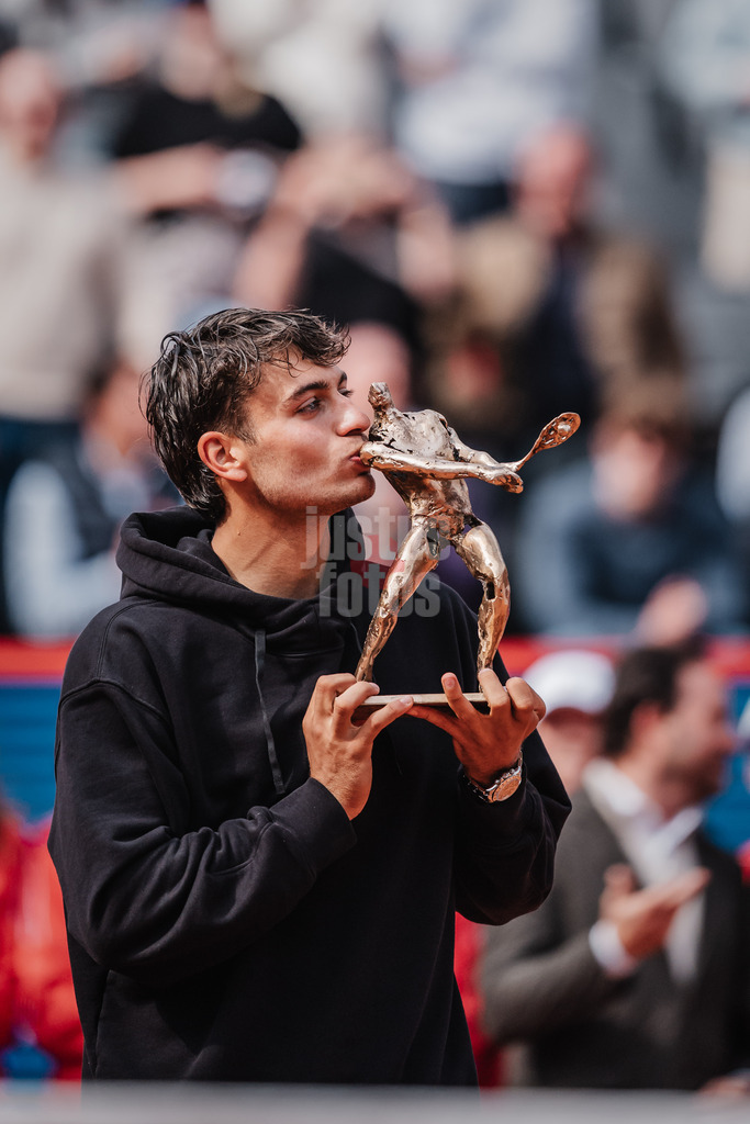 Tennis | Männer | bitpanda Hamburg Open Finale | ATP 500 | Andrei Andrejewitsch Rubljow (RUS) vs. Flavio Cobolli (ITA) | 24.05.2025 | Flavio Cobolli gewinnt das Turnier und küsst die Trophäe Jubel Emotionen