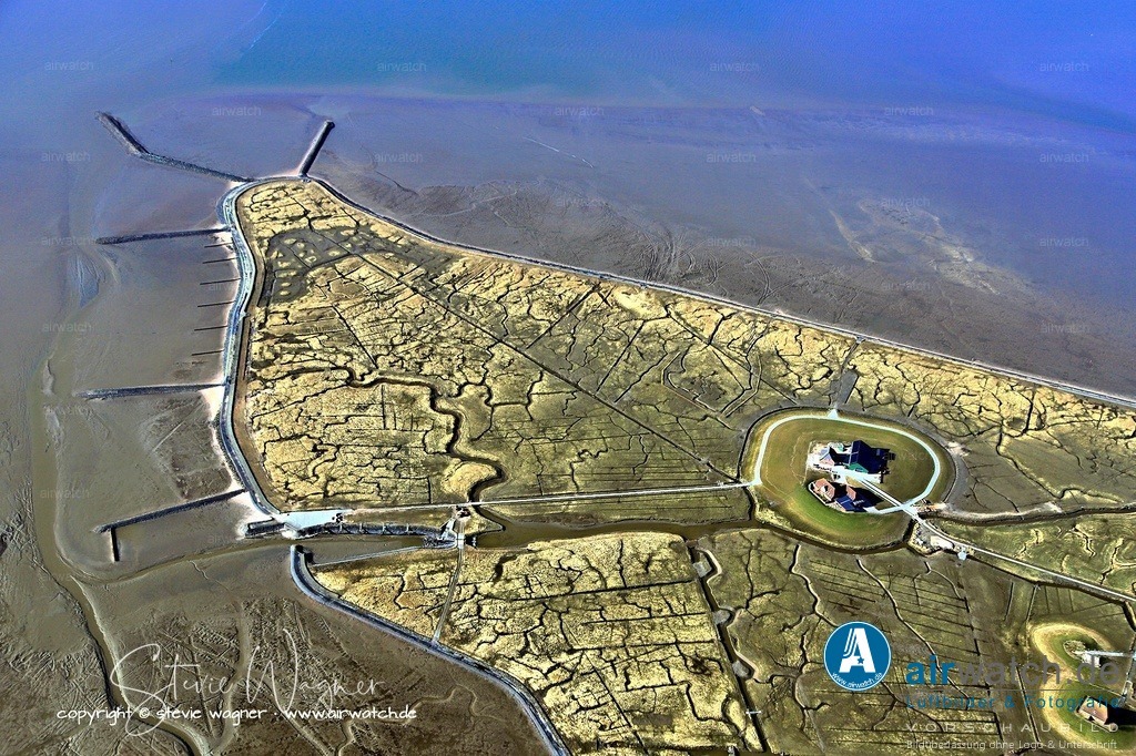 Nordstrandischmoor - Leben auf der Hallig - Luftbild | Auf vier Warften – künstlich aufgeschüttete Hügel, die bei Sturmfluten als Hochsicherungsraum dienen – verteilen sich die rund 20 bis 23 Bewohner auf Nordstrandischmoor (Stand 2023):