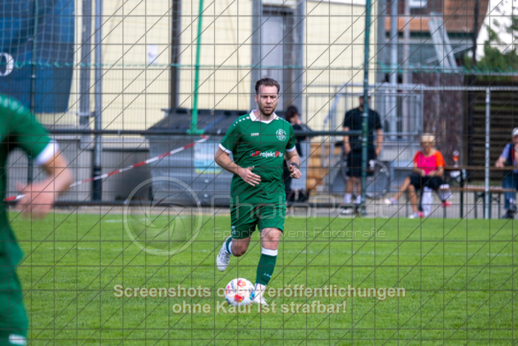 20250824_151458_0376 | #,KSG Eislingen (grün) vs. SGM Jebenhausen-Bezgenriet (orange), Fussball, Kreisliga A3 - Bezirk Neckar/Fils, 01. Spieltag, Saison 2025/2026, Rasensportplatz, Albstraße 69, 73054 Eislingen, 24.08.2025 - 15:00 Uhr,Foto: PhotoPeet-Sportfotografie/Peter Harich