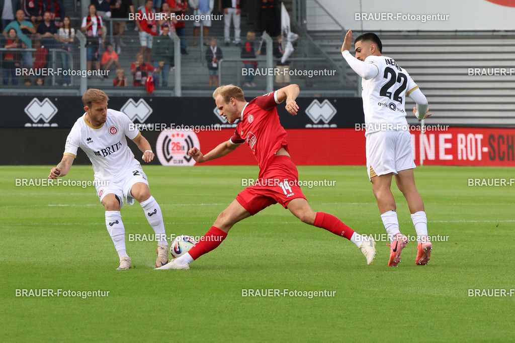 SV Wehen Wiesbaden - Rot-Weiss Essen | Wiesbaden, Deutschland, 22.08.2025Ole Wohlers (SV Wehen Wiesbaden) im Kampf um den Ball mit Lucas Brumme  (Rot-Weiss Essen)während des drittliga Spiels zwischen SV Wehen Wiesbaden und Rot-Weiss Essen am 22.08.2025 in der BRITA-Arena in Wiesbaden. (Foto von Timo Bluhmki-Schmidt/Brauer Fotoagentur