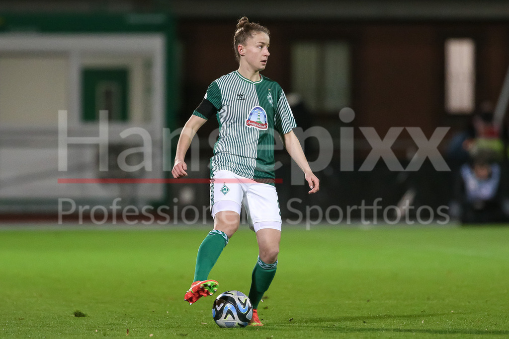 Fussball, Google Pixel Frauen-Bundesliga, SV Werder Bremen - Bayer 04 Leverkusen | v.li.: Michelle Ulbrich (SV Werder Bremen, 5) am Ball, Freisteller, Einzelbild, Ganzkörper, Aktion, Action, Spielszene, DIE DFB-RICHTLINIEN UNTERSAGEN JEGLICHE NUTZUNG VON FOTOS ALS SEQUENZBILDER UND/ODER VIDEOÄHNLICHE FOTOSTRECKEN. DFB REGULATIONS PROHIBIT ANY USE OF PHOTOGRAPHS AS IMAGE SEQUENCES AND/OR QUASI-VIDEO.