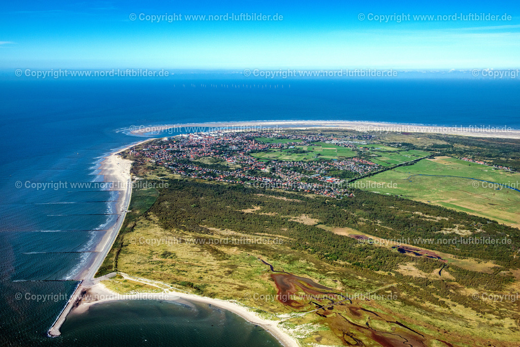 Borkum_Ort_ELS_6668091022 | BORKUM 09.10.2022 Ortsansicht der Straßen und Häuser der Wohngebiete der Ostfriesischen Nordsee- Insel Borkum im Bundesland Niedersachsen. // Town View of the streets and houses of the residential areas in Borkum in the state Lower Saxony. Foto: Martin Elsen