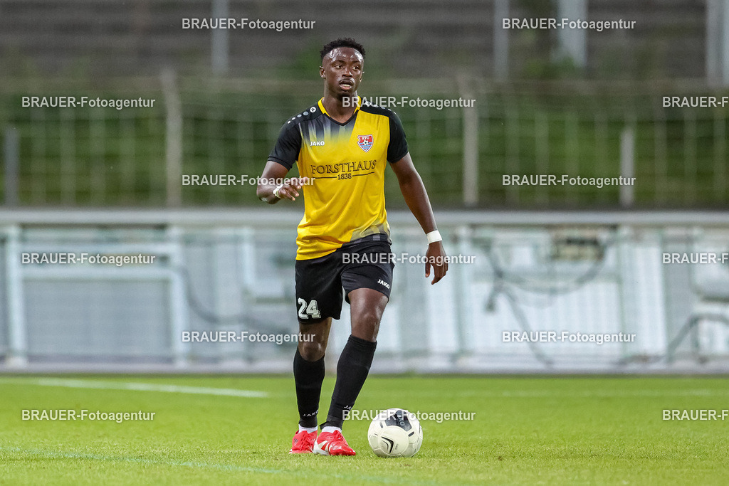 SB_KFCBAU_20250815_4945.JPG -  - KFC Uerdingen - SF Baumberg - Oberliga Niederrhein | Krefeld, Deutschland, 15.08.25: Kingsley Helmut Marcinek (KFC Uerdingen) in Aktion, am Ball, Einzelaktion während des Oberliga Niederrhein Spiels zwischen KFC Uerdingen - SF Baumberg in der Grotenburg Stadion am 15. August 2025 in Krefeld, Deutschland. (Foto von Stefan Brauer/Brauer-Fotoagentur)