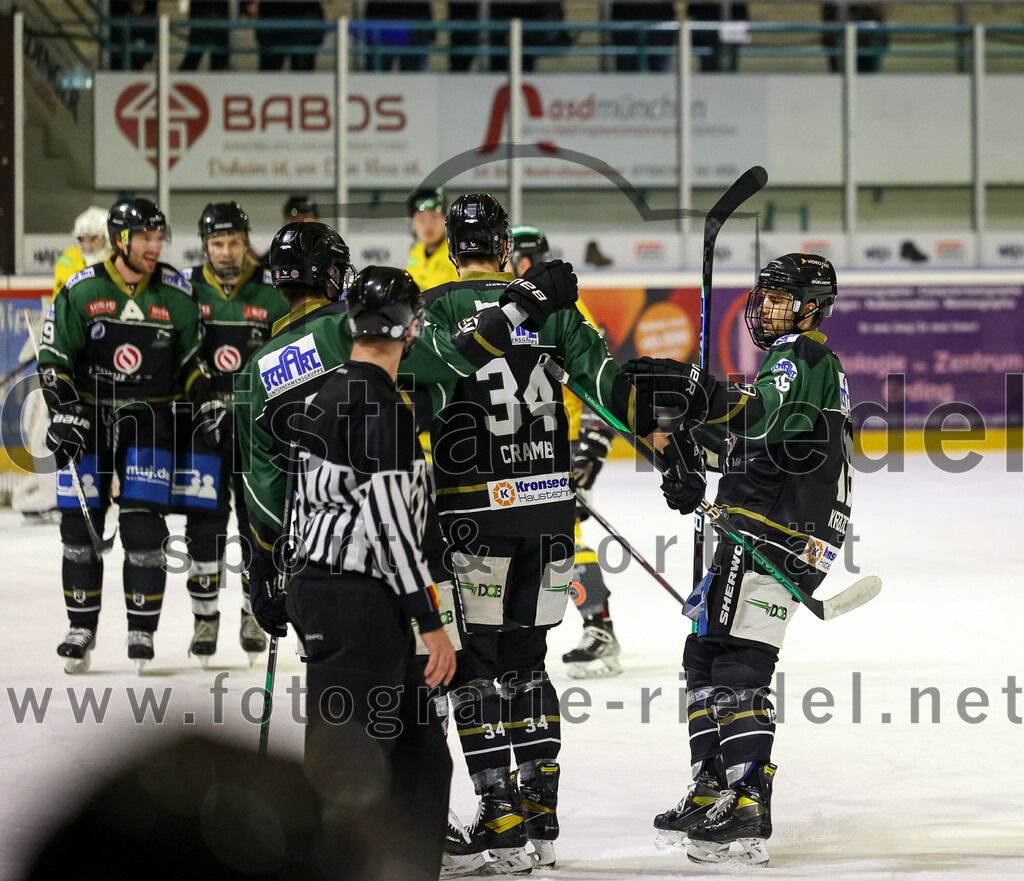 2023-02-10_059_TSV_Erding_gegen_ERSC_Amberg | Erding, Deutschland, 10.02.2023:
Eishockey, Bayernliga Meisterrunde Gruppe B 2022 / 2023, 3. Spieltag, TSV Erding gegen ERSC Amberg, Endergebnis: 6:3

Bastian Cramer (Erding Gladiators, #34), Daniel Krzizok (Erding Gladiators, #18)

Foto: Christian Riedel / fotografie-riedel.net