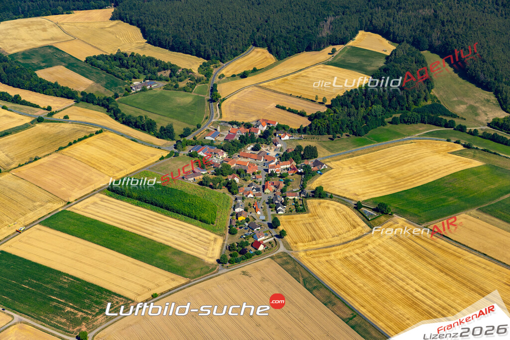 Die Luftaufnahme Neuses am Raueneck - Ebern wurde 2022 vom Flugzeug aus (keine Drohne) erstellt. Hohe Auflösung -für große Poster und Wandbilder geeignet - Garantiert!