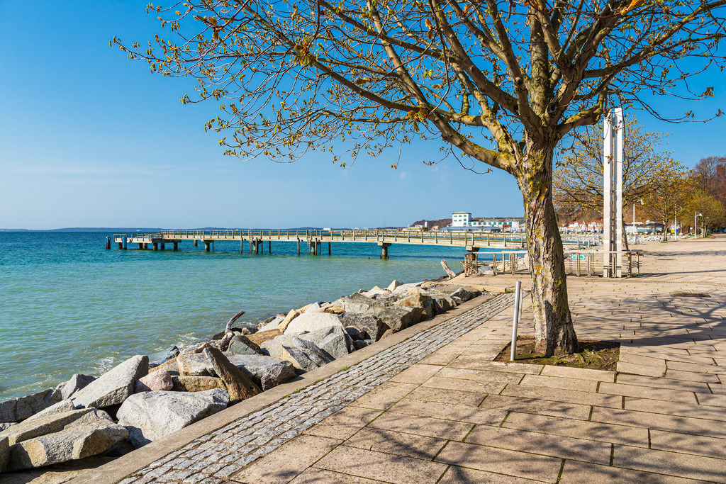 Blick auf die Promenade und Seebrücke der Stadt Sassnitz auf der Insel Rügen | Blick auf die Promenade und Seebrücke der Stadt Sassnitz auf der Insel Rügen.