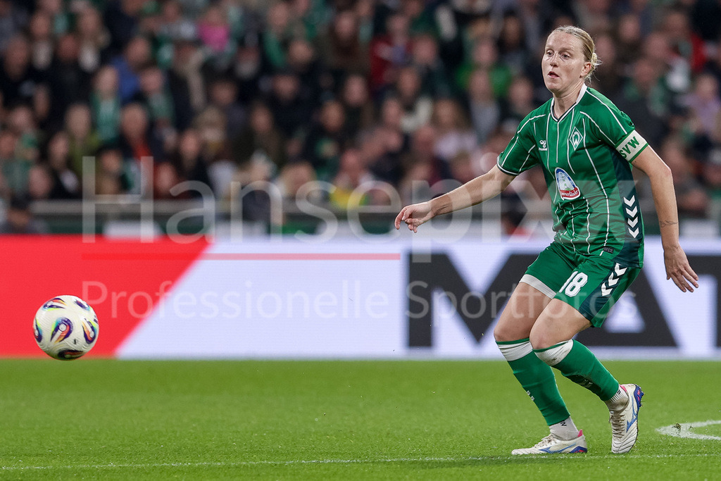 Fussball, Google Pixel Frauen-Bundesliga, SV Werder Bremen - Hamburger SV | Lina Hausicke (SV Werder Bremen, 18) am Ball, Freisteller, Einzelbild, Ganzkörper, Aktion, Action, Spielszene, DIE DFB-RICHTLINIEN UNTERSAGEN JEGLICHE NUTZUNG VON FOTOS ALS SEQUENZBILDER UND/ODER VIDEOÄHNLICHE FOTOSTRECKEN. DFB REGULATIONS PROHIBIT ANY USE OF PHOTOGRAPHS AS IMAGE SEQUENCES AND/OR QUASI-VIDEO.
