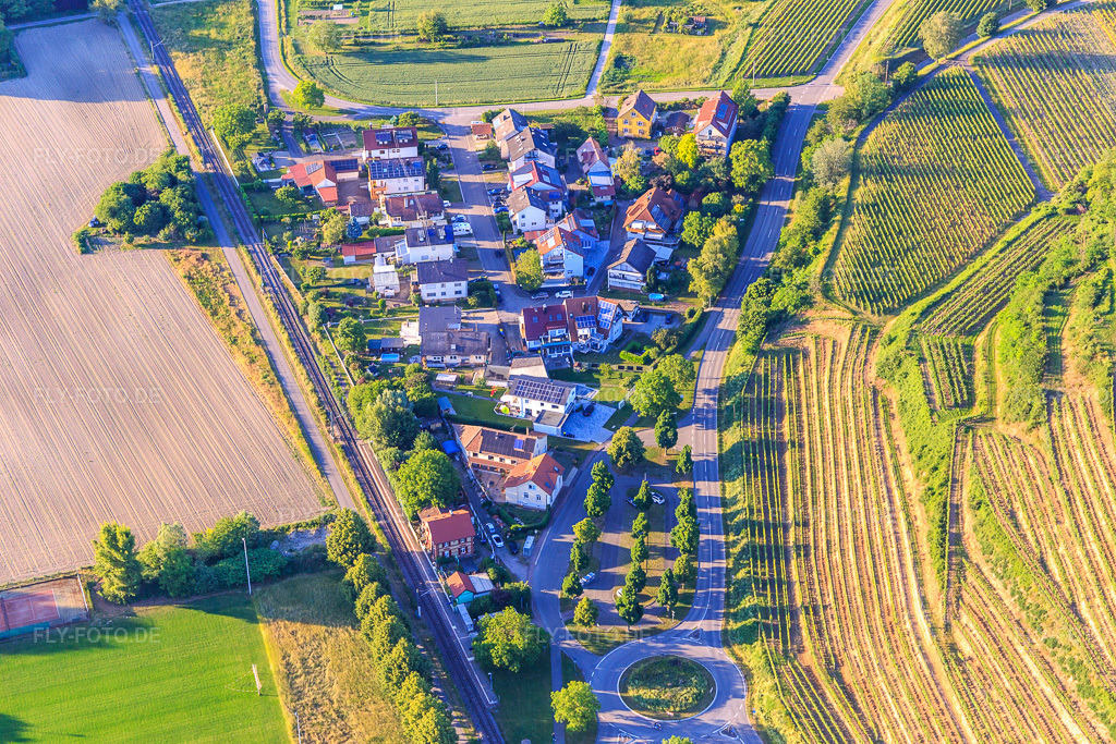 Luftbild: Siedlung am Bahnhof Achkarren im Ortsteil Achkarren in Vogtsburg im Bundesland Baden-Württemberg in Deutschland. Foto: IMG_147864.jpg vom 30.05.2025 durch Werner Riehm/FLY-FOTO.deKarte mit von der SWEG bedienten Regionen in Baden-Württemberg