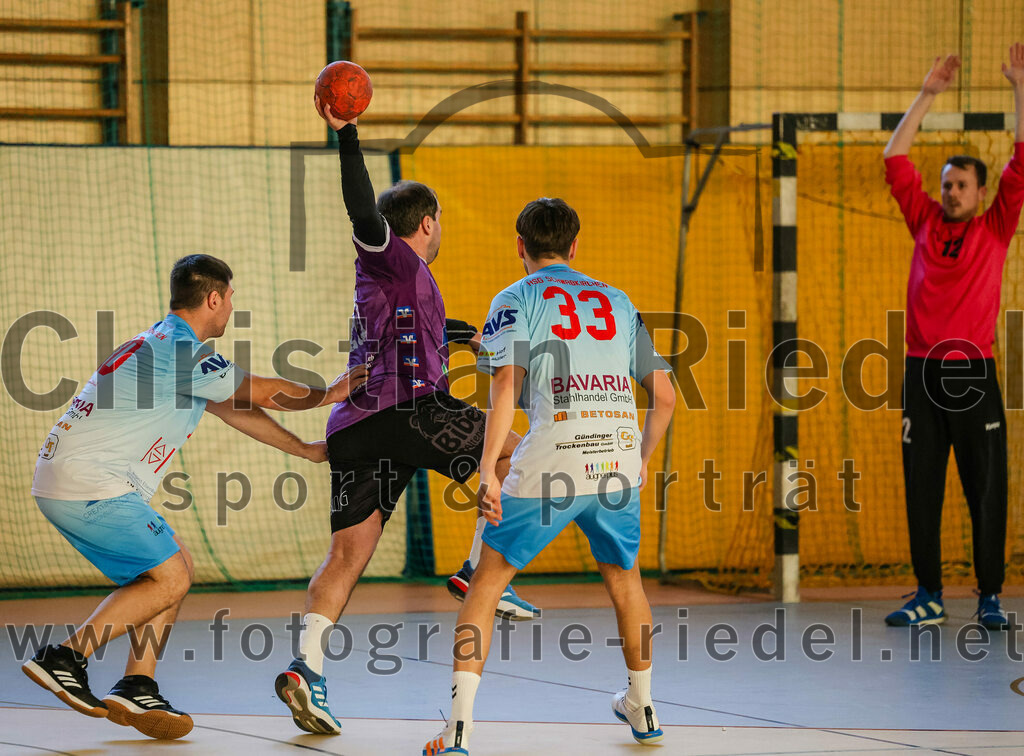 2024-01-28_069_SpVgg_Altenerding_II_gegen_HSG_Schwab-kirchen | Erding, Deutschland, 28.01.2024:
Handball, Bezirksklasse Männer Staffel Süd West 2023 / 2024, 9. Spieltag, SpVgg Altenerding gegen HSG Schwab/kirchen, Endergebnis: 30:24

Simon Klawe (SpVgg Altenerding, #20), Luca Gasteiger (HSG Schwab/kirchen, #33), Julian Weidmann (HSG Schwab/kirchen, #12)

Foto: Christian Riedel / fotografie-riedel.net