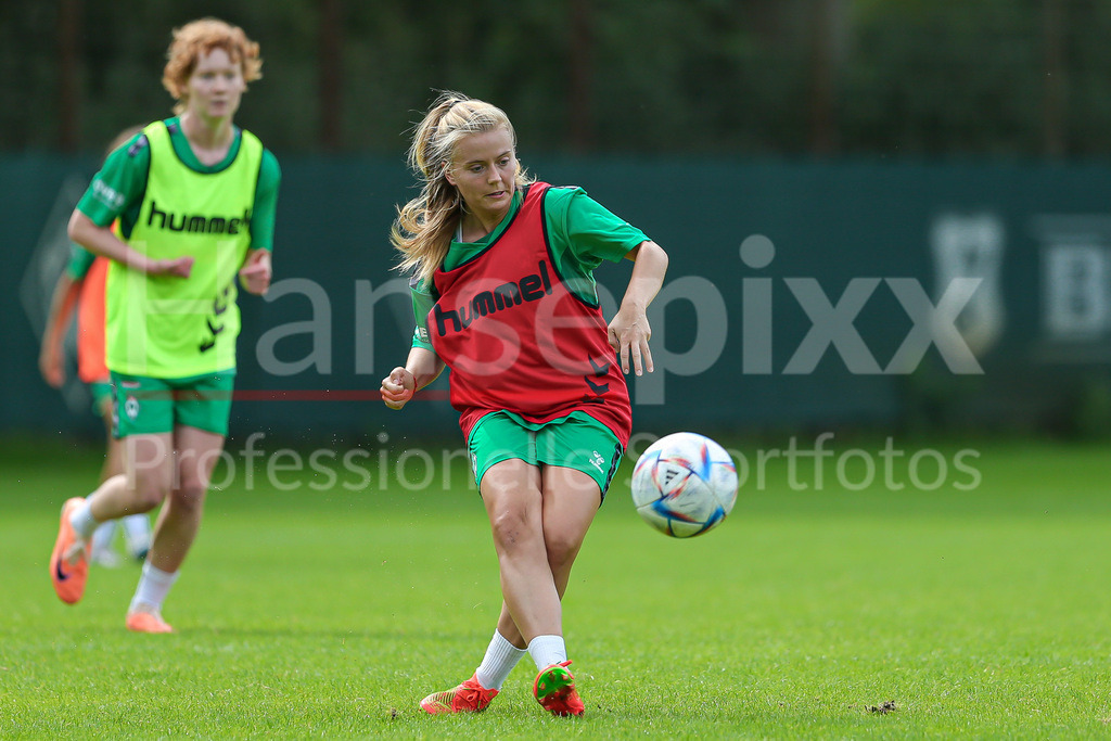 Fussball, Google Pixel Frauen-Bundesliga, Training SV Werder Bremen | v.li.: Ricarda Walkling (SV Werder Bremen, 13) am Ball, Einzelbild, Ganzkörper, Aktion, Action