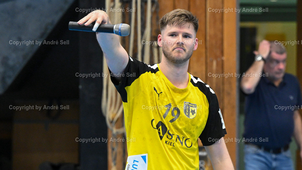 TSV Altenholz vs EHV Aue | Hannes Glindemann (TSVA #19) verabschiedet sich nach seinem letzten Heimspiel vom Publikum / Handball 3. Liga Nord-Ost Männer 2025/2026 / TSV Altenholz vs EHV Aue / Edgar-Meschkat-Halle / Altenholz / 18.04.26 - Realisiert mit Pictrs.com