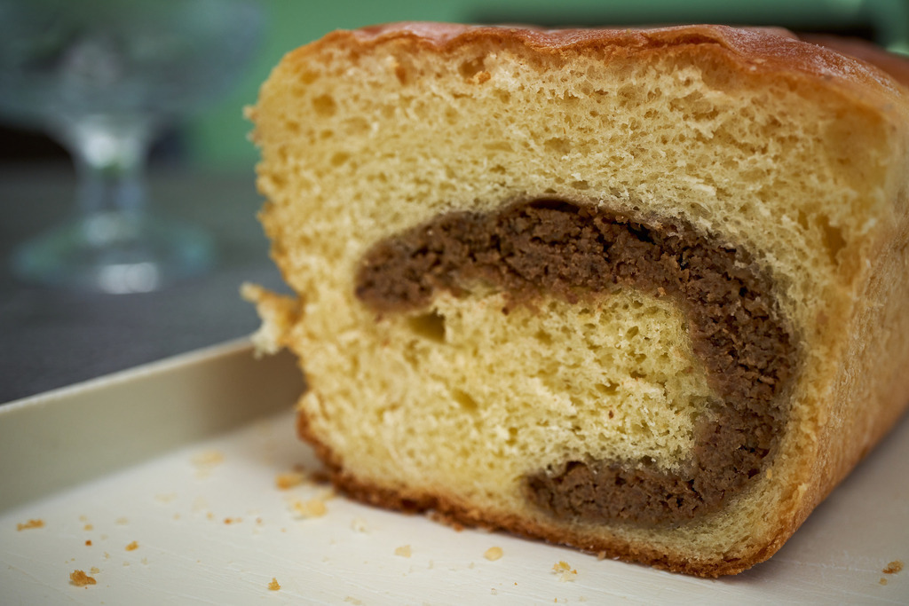 aufgeschnittener Nussstrudel auf dem Tisch | Burgenland, Austria - July 23, 2023: aufgeschnittener Nussstrudel auf dem Tisch. - Realisiert mit Pictrs.com