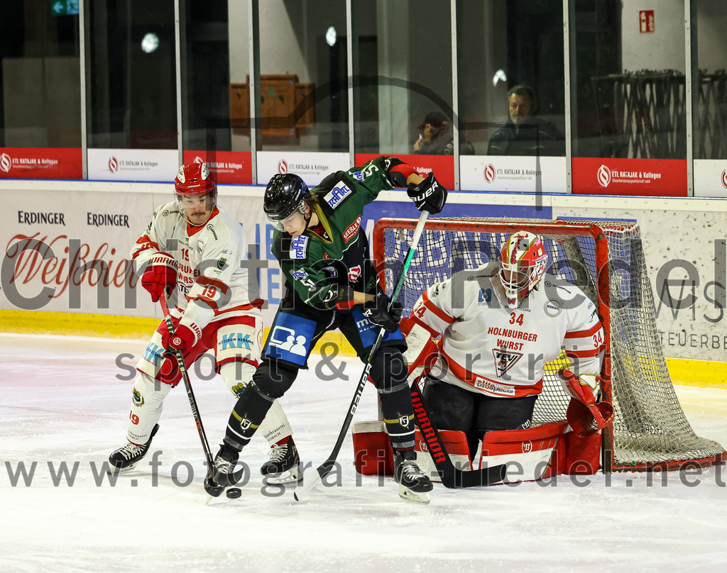 2022-11-13_087_TSV_Erding_gegen_TEV_Miesbach | Erding, Deutschland, 13.11.2022:
Eishockey, Bayernliga 2022 / 2023, 13. Spieltag, TSV Erding gegen TEV Miesbach, Endergebnis: 

Stefan Mechel (TEV Miesbach, #19), Ryan Murphy (Erding Gladiators, #51), Timon Ewert (TEV Miesbach, #34)

Foto: Christian Riedel / fotografie-riedel.net