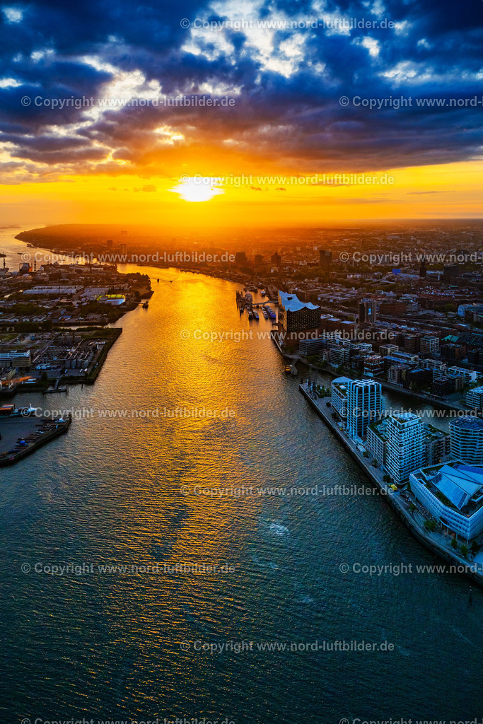 Hamburg_Elbphilharmonie_Sonnenuntergang_ELS_9309060525 | HAMBURG 06.05.2025 Stadtansicht vom Stadtzentrum am Ufer des Flußverlaufes der Elbe im Ortsteil HafenCity in Hamburg, Deutschland. Weiterführende Informationen bei: Hafen Hamburg Marketing e.V. (HHM),  HamburgMusik gGmbH,  hamburg.de GmbH & Co. KG. // City view of the city center on the river bank of the River Elbe, in the district HafenCity in Hamburg, Germany. Further information at: Hafen Hamburg Marketing e.V. (HHM),  HamburgMusik gGmbH,  hamburg.de GmbH & Co. KG. Foto: Martin Elsen